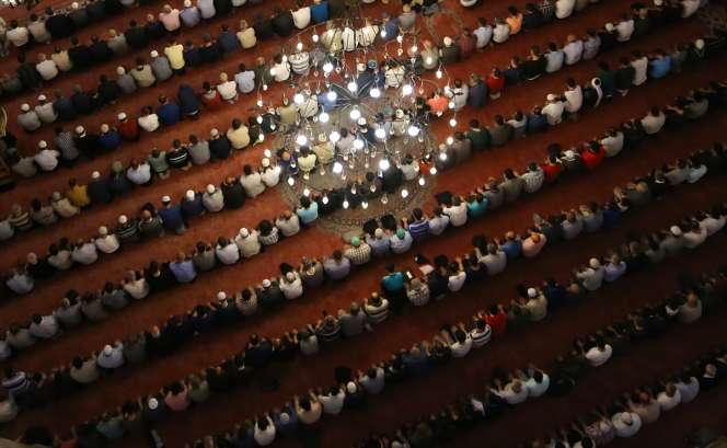 Umat Muslim Lakukan Salat Tarawih Pertama di Turki