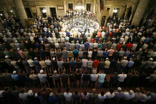 Umat Muslim Lakukan Salat Tarawih Pertama di Turki