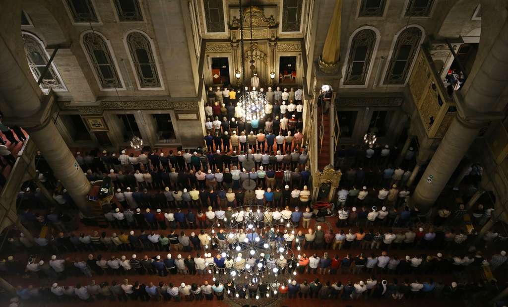 Umat Muslim Lakukan Salat Tarawih Pertama di Turki