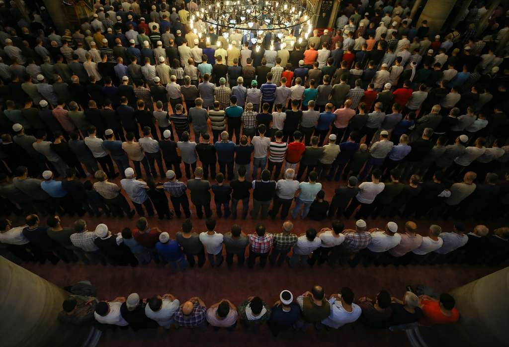 Umat Muslim Lakukan Salat Tarawih Pertama di Turki