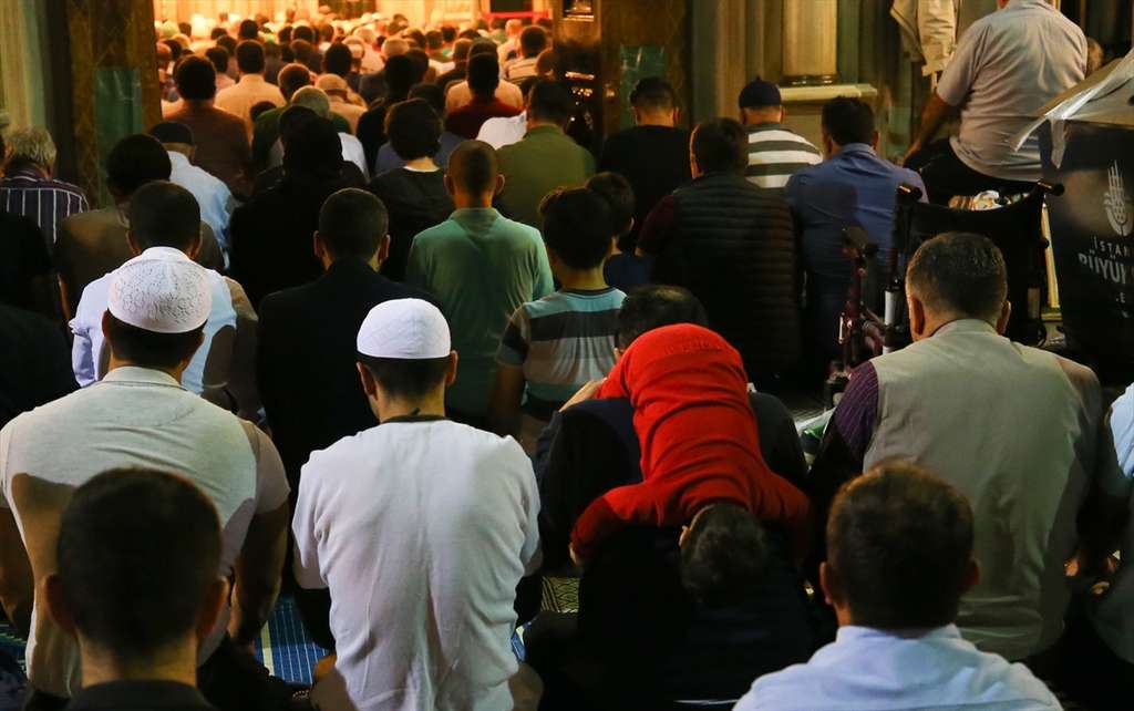 Umat Muslim Lakukan Salat Tarawih Pertama di Turki