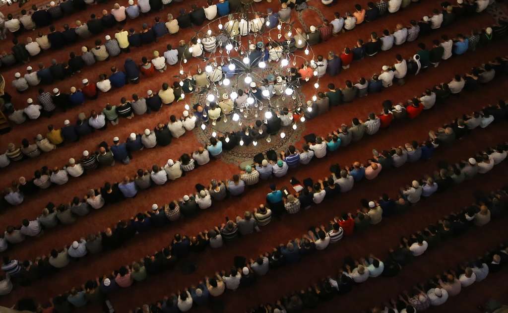 Umat Muslim Lakukan Salat Tarawih Pertama di Turki