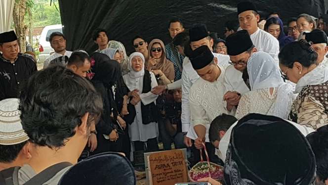 Adara Taista Dimakamkan Tepat di Hari Ulang Tahun Suaminya