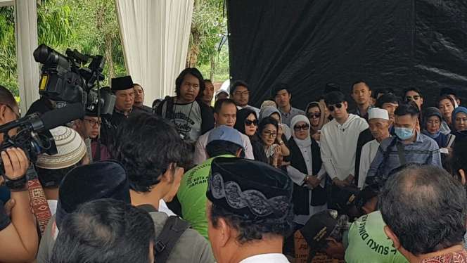 Adara Taista Dimakamkan Tepat di Hari Ulang Tahun Suaminya