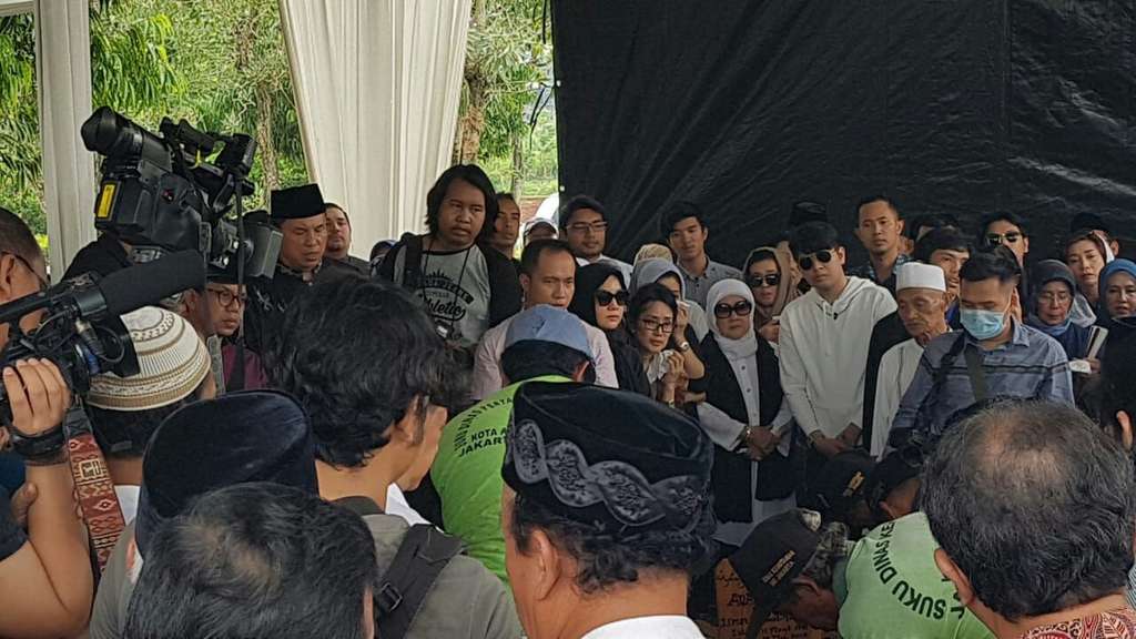 Adara Taista Dimakamkan Tepat di Hari Ulang Tahun Suaminya