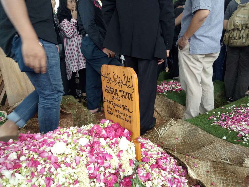 Adara Taista Dimakamkan Tepat di Hari Ulang Tahun Suaminya