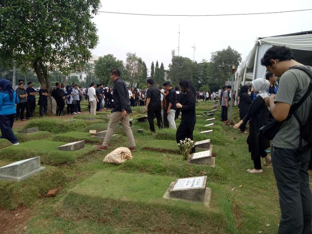 Adara Taista Dimakamkan Tepat di Hari Ulang Tahun Suaminya