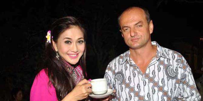 4 Seleb Cantik Ini Menikah dengan Bule Mualaf