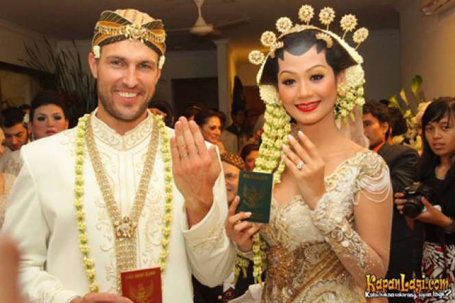 4 Seleb Cantik Ini Menikah dengan Bule Mualaf