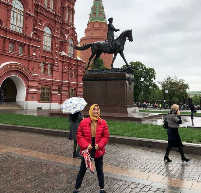 Ngabuburit, Rieta Amilia Terbang Jauh ke Rusia