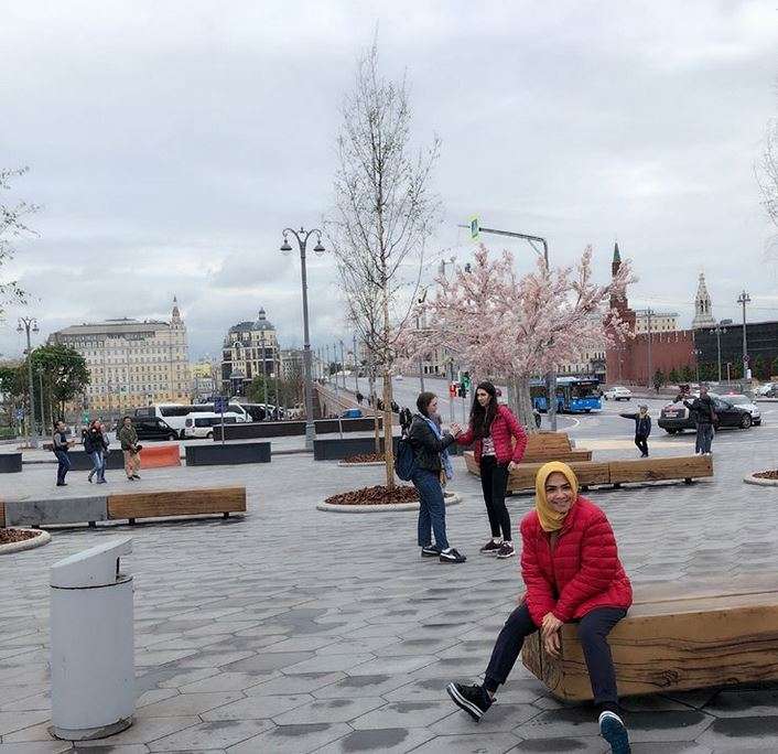 Ngabuburit, Rieta Amilia Terbang Jauh ke Rusia