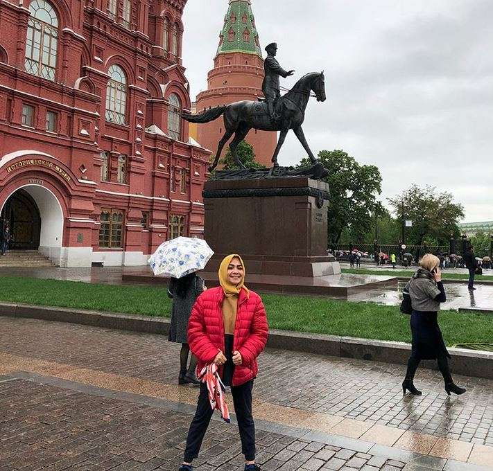 Ngabuburit, Rieta Amilia Terbang Jauh ke Rusia