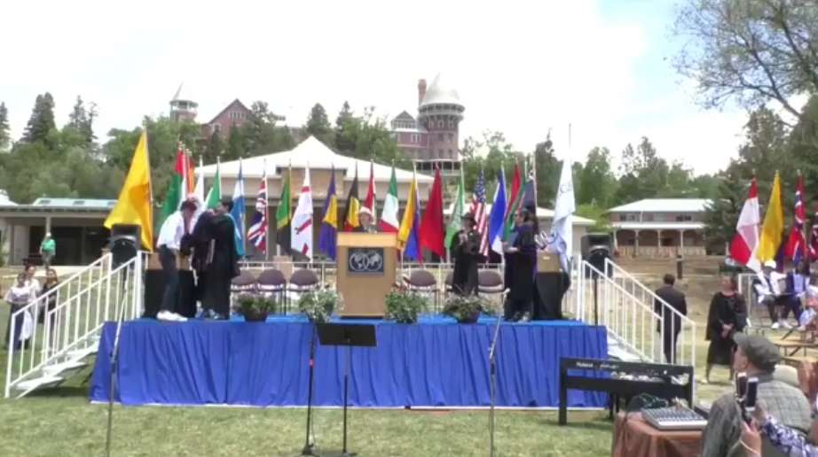 Lulus SMA di Amerika, Ini Potret Wisuda Iqbaal Ramadhan