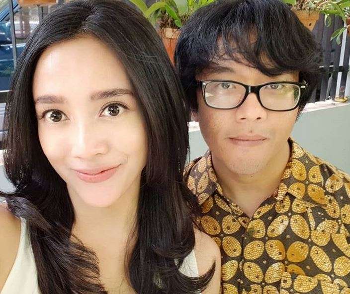 8 Tahun Nikah, Intip Potret Romantis Dea Ananda dan Suami
