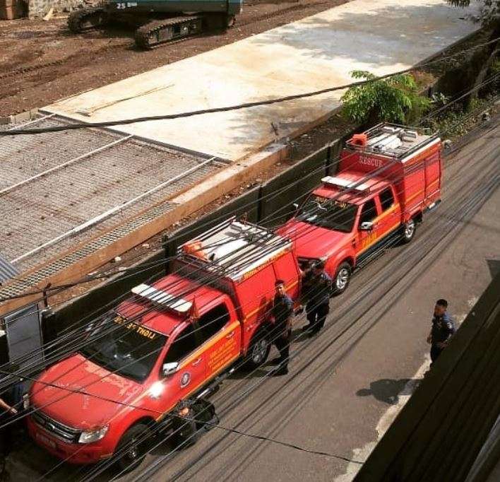 Petugas Damkar Evakuasi Sarang Tawon di Tanah Abang