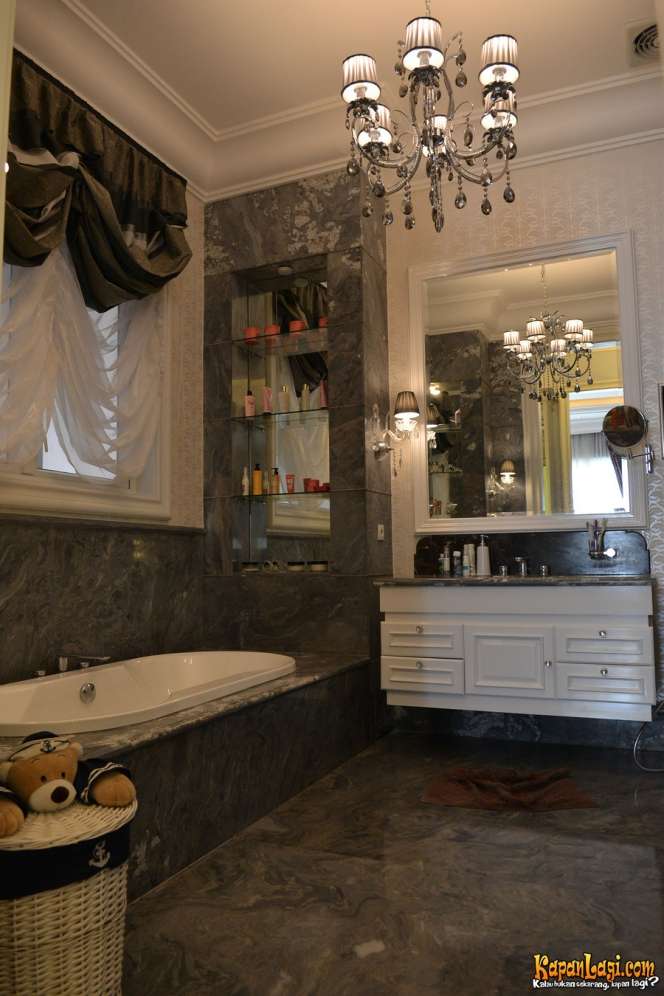Potret Kamar Mandi 4 Seleb Ini Bak Hotel Bintang Lima