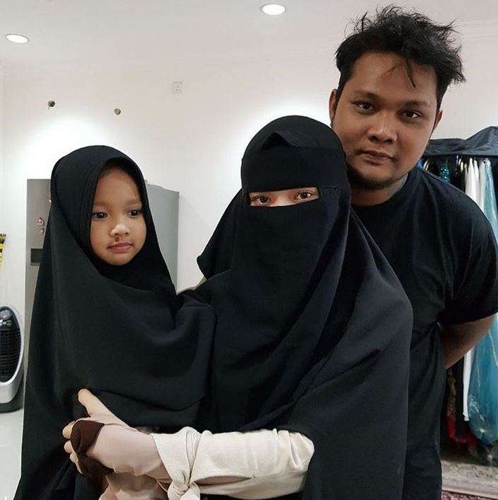 6 Seleb yang Putuskan Bercadar