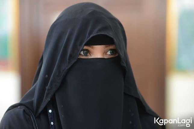6 Seleb yang Putuskan Bercadar