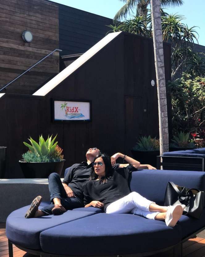 Sosok Pria yang Mesra Bareng Sophia Latjuba