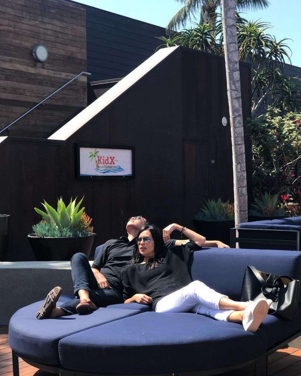 Sosok Pria yang Mesra Bareng Sophia Latjuba