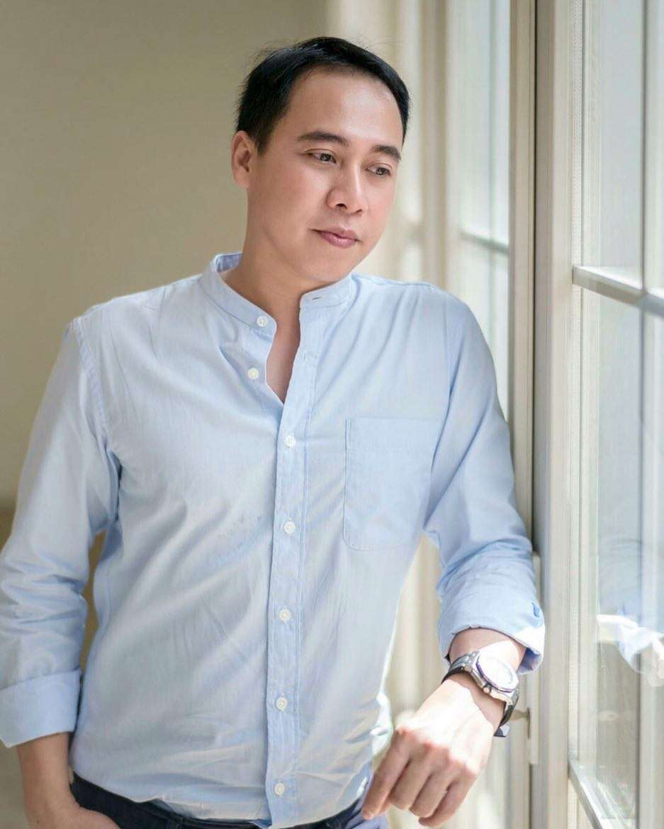 Sosok Pria yang Mesra Bareng Sophia Latjuba