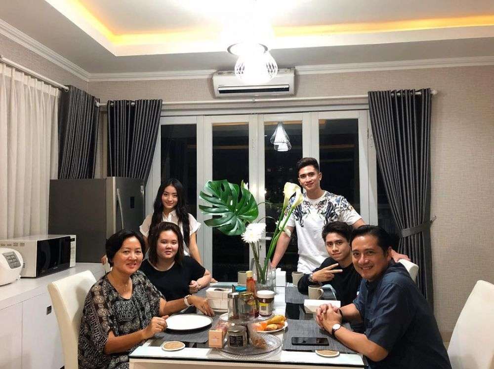 Beda Agama, 6 Seleb Ini Temani Kekasihnya Puasa