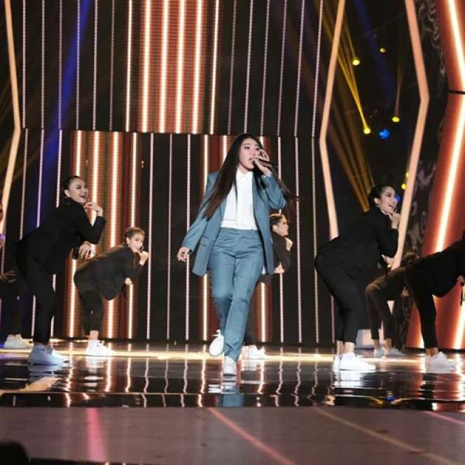 Kerap Pakai Gaun, Gaya Kasual Via Vallen Ini Tak Kalah Menawan