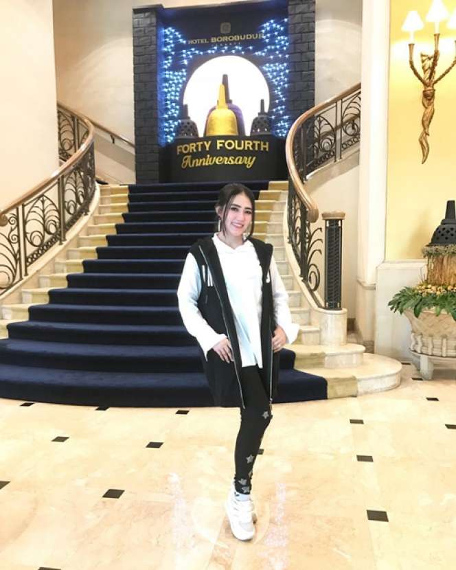 Kerap Pakai Gaun, Gaya Kasual Via Vallen Ini Tak Kalah Menawan