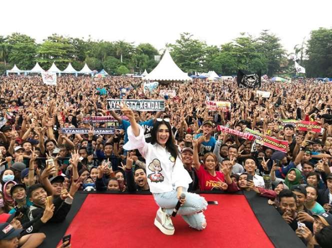 Kerap Pakai Gaun, Gaya Kasual Via Vallen Ini Tak Kalah Menawan