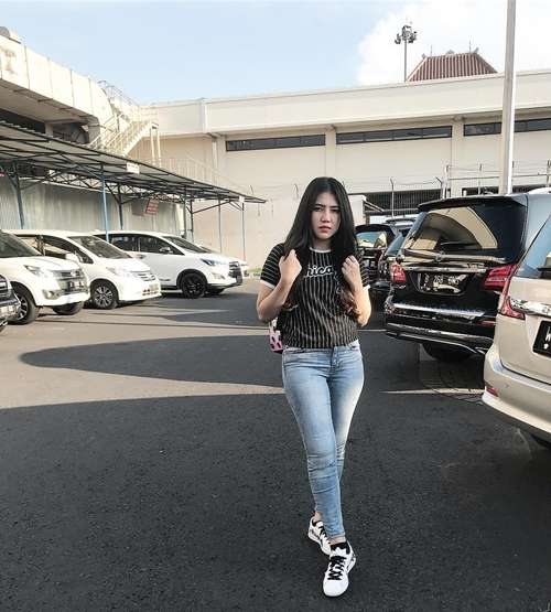 Kerap Pakai Gaun, Gaya Kasual Via Vallen Ini Tak Kalah Menawan