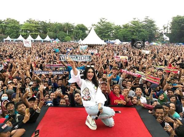 Kerap Pakai Gaun, Gaya Kasual Via Vallen Ini Tak Kalah Menawan