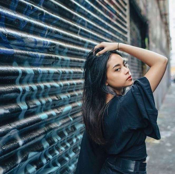 Sakina Tama, Putri Bos Stasiun TV Ternama yang Curi Perhatian