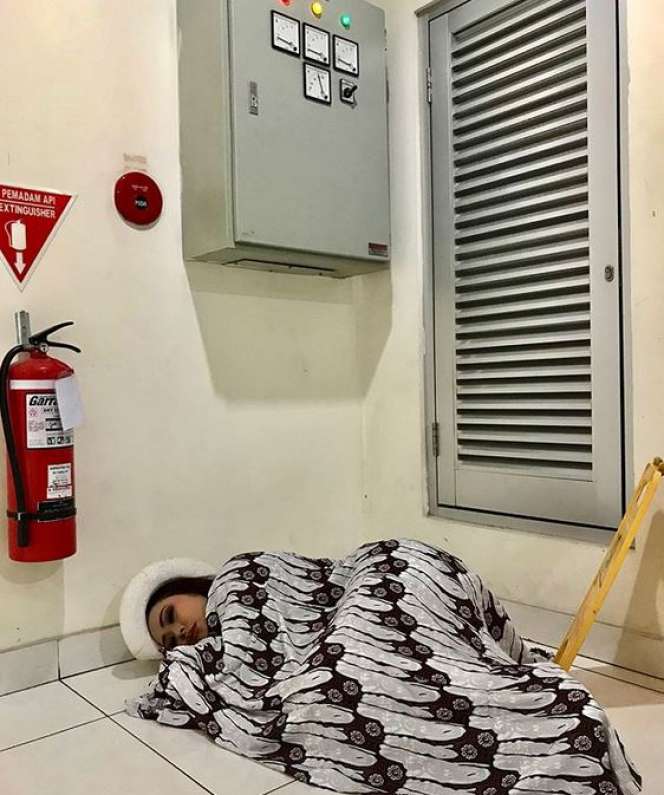 Promosikan Sarung Sujiwo Tejo, Begini 6 Gaya Unik Soimah
