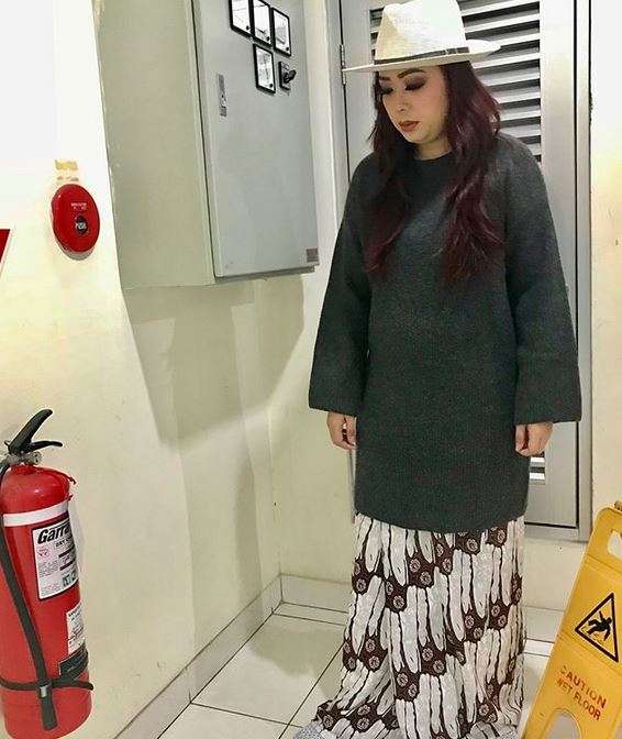 Promosikan Sarung Sujiwo Tejo, Begini 6 Gaya Unik Soimah