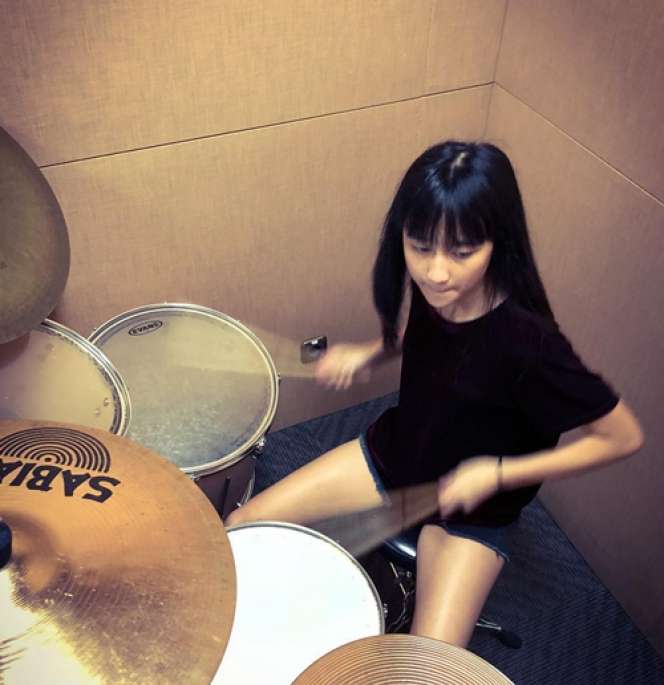 Chloe Xaviera, Keponakan Agnez Mo yang Curi Perhatian