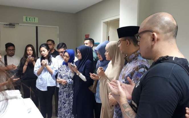Sebelum Dimakamkan, Ini Momen Haru Olla Ramlan Temani Ayahnya