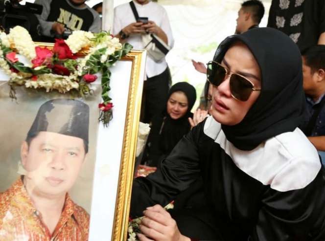 Sebelum Dimakamkan, Ini Momen Haru Olla Ramlan Temani Ayahnya