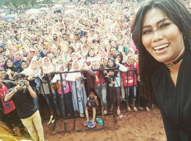 Dulu Dipandang Sebelah Mata, Ini Penampilan Baru Evi Masamba