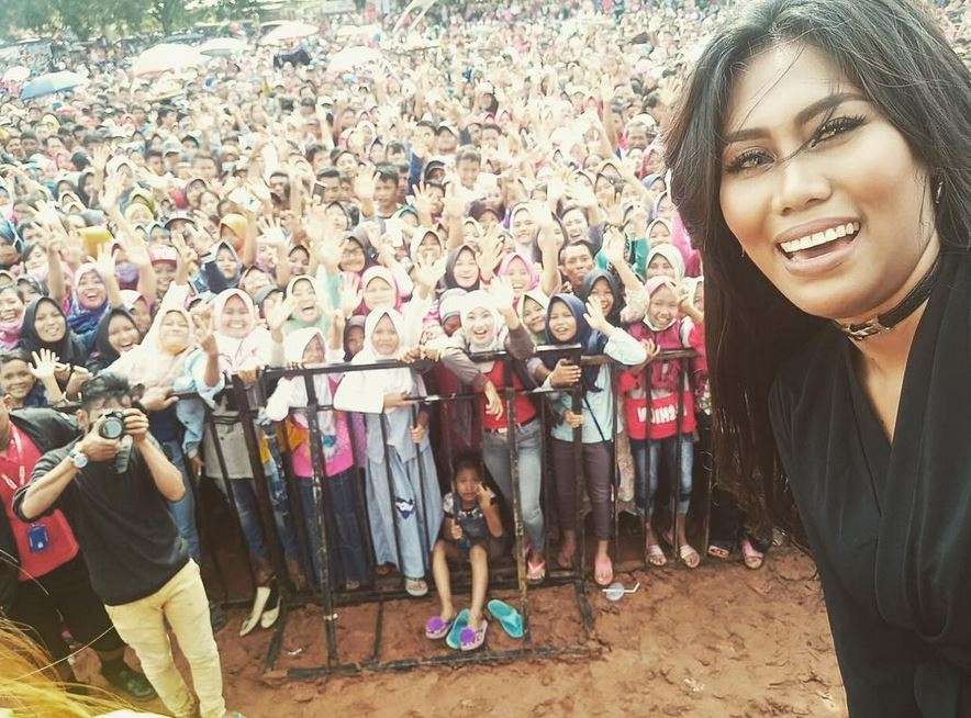 Dulu Dipandang Sebelah Mata, Ini Penampilan Baru Evi Masamba