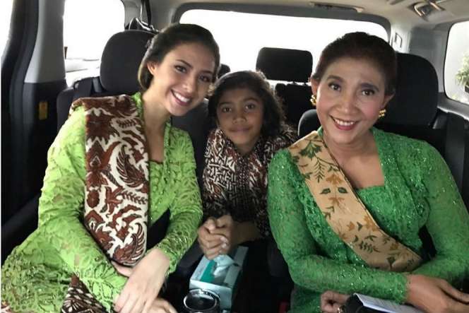 Momen Kehangatan Menteri Susi dan Anak-anaknya