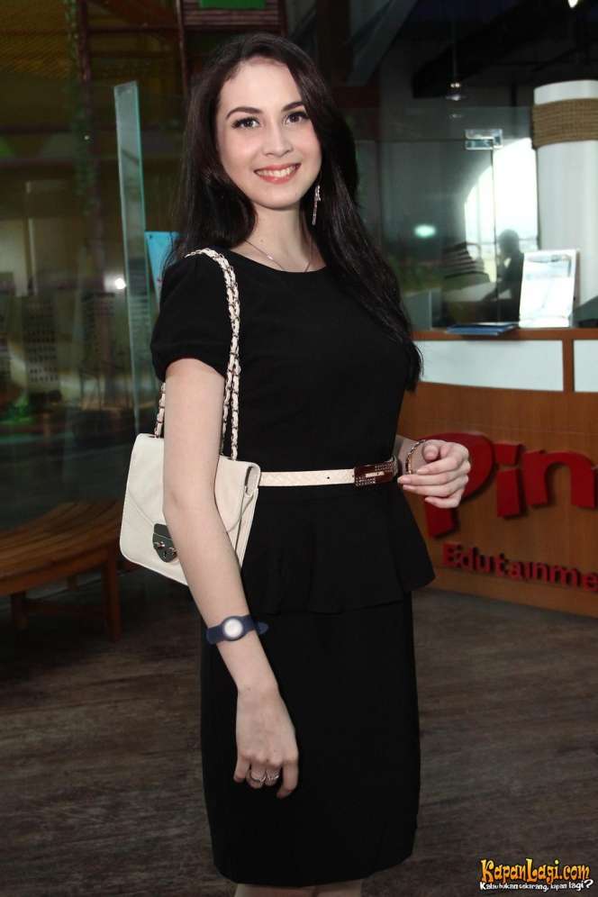 Bukan Artis, 5 Seleb Ini Mantab Menikah dengan Anak Pejabat