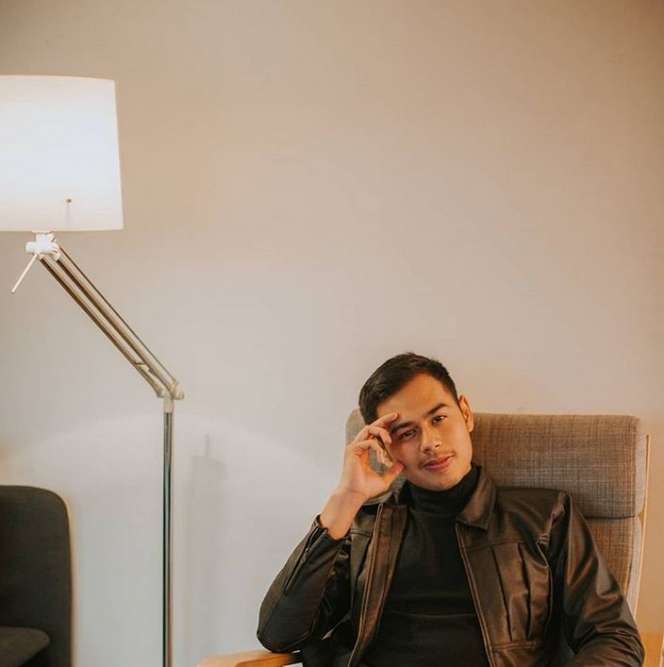 Pesona Surya Sahetapy, Putra Dewi Yull yang Ganteng 