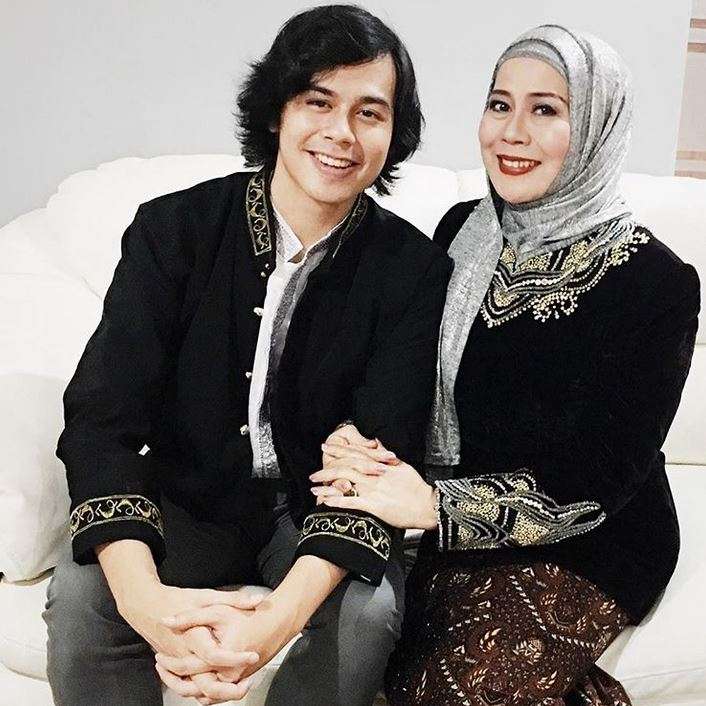 Pesona Surya Sahetapy, Putra Dewi Yull yang Ganteng 