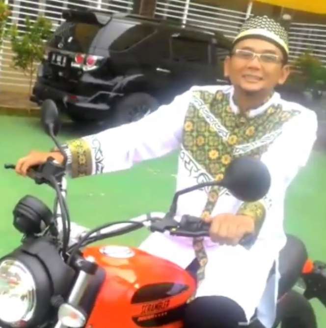 Biasa Kalem, Ini Gaya Ustaz Subki Al Bughury Jadi Anak Motor
