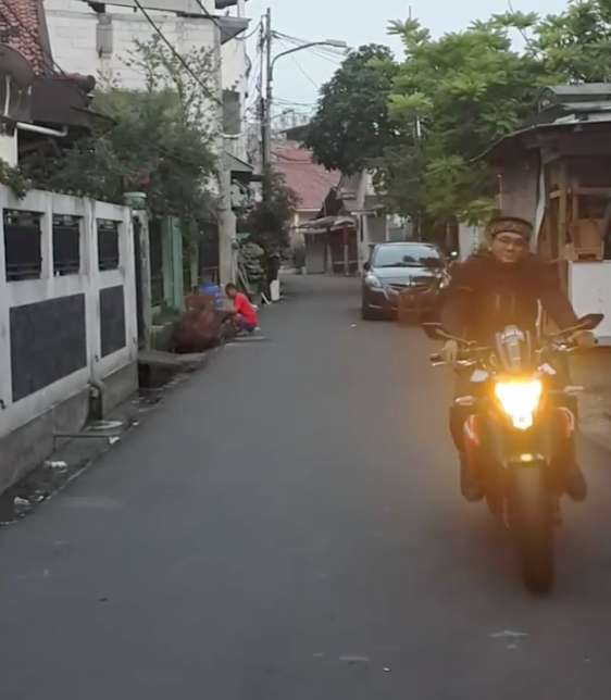 Biasa Kalem, Ini Gaya Ustaz Subki Al Bughury Jadi Anak Motor