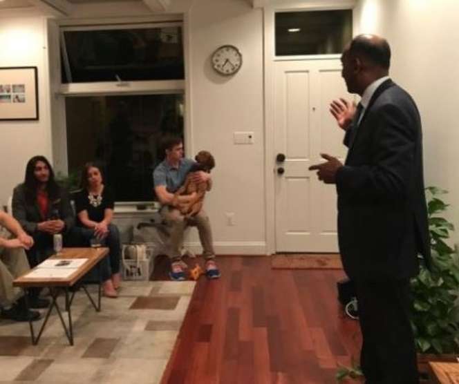 Ini Jadinya Jika Latar Foto Lebih Menarik dari Objeknya