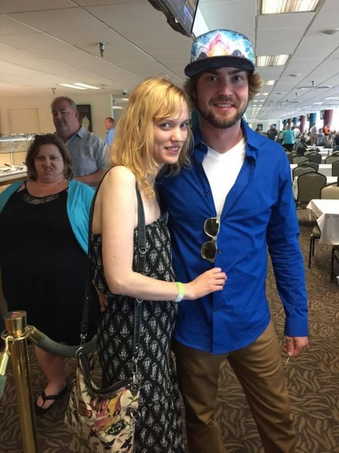 Ini Jadinya Jika Latar Foto Lebih Menarik dari Objeknya