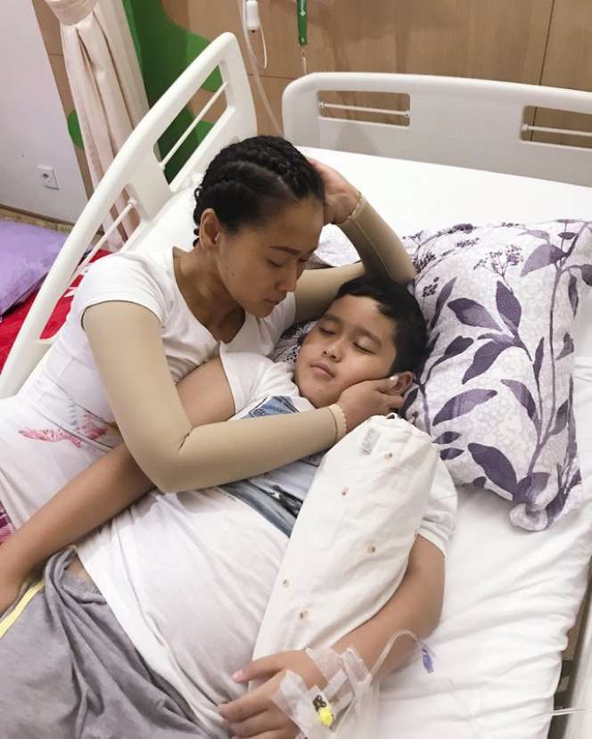 Marcella Zalianty Tak Sendiri, 5 Seleb Ini Berjuang Demi Anak