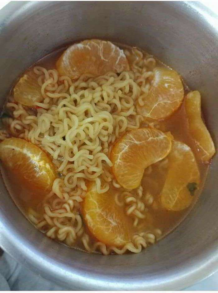 Sederet Foto Cuitan `Agama Indomie` yang Mengocok Perut