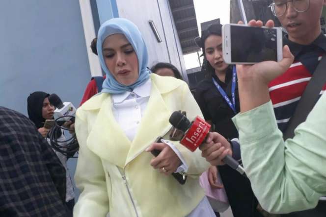 Gaya Hijab Nikita Mirzani Usai Mantap Berhijrah